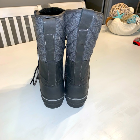 Woman’s snow boot’s size 10 - Picture 2 of 5